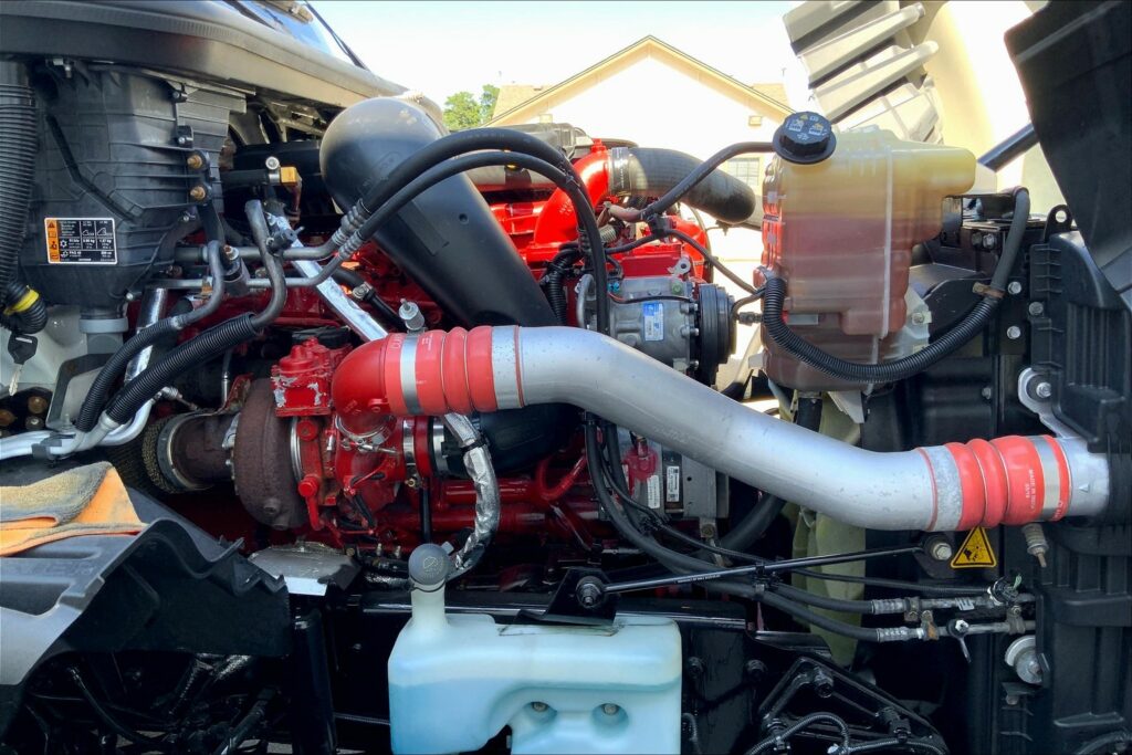 2021 CUM LT625 6×4 Sleeper