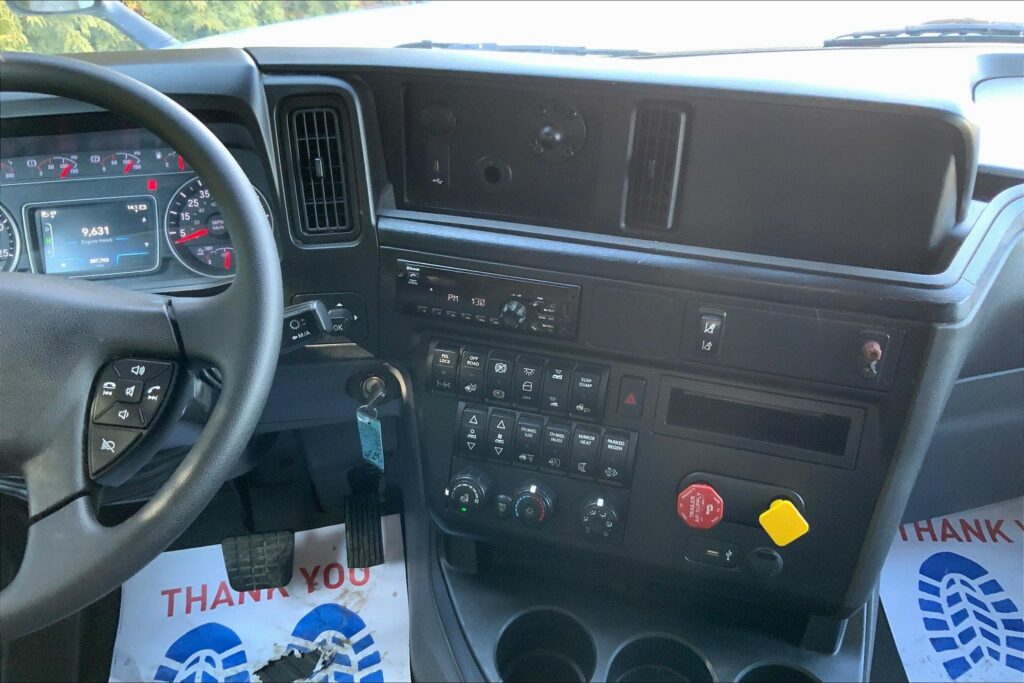 2021 CUM LT625 6×4 Sleeper