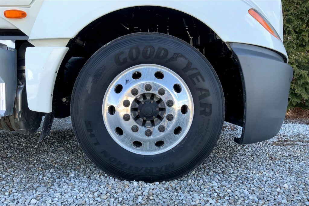 2021 CUM LT625 6×4 Sleeper