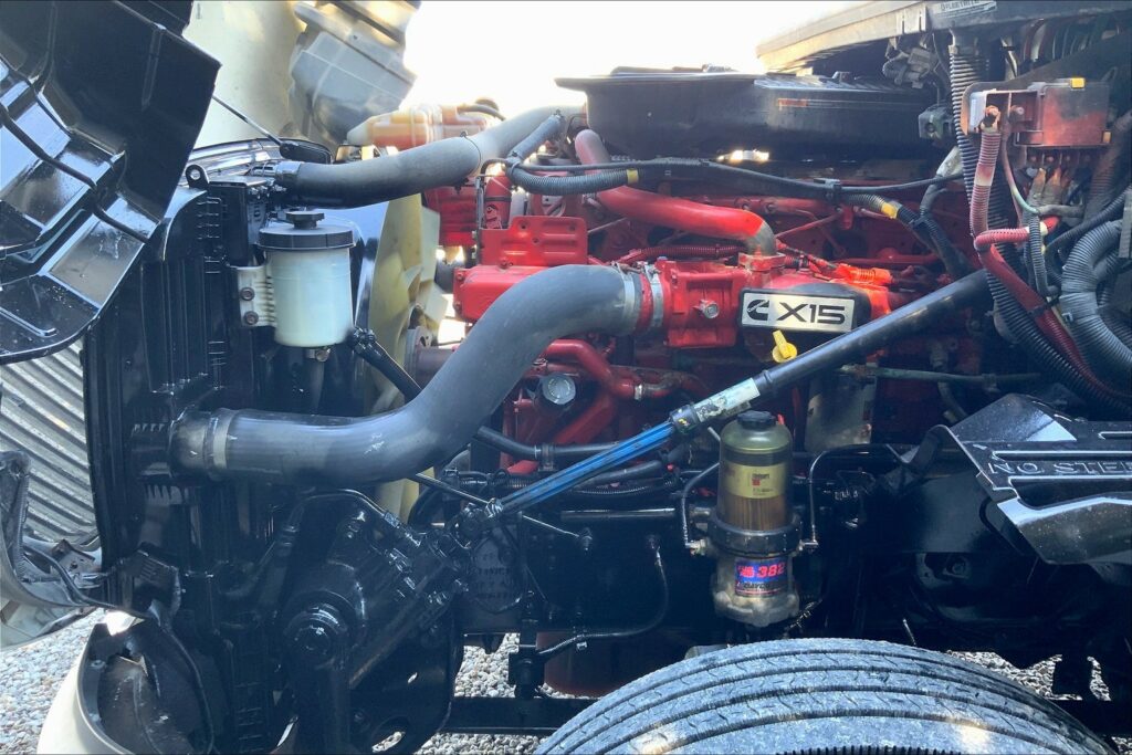 2021 CUM LT625 6×4 Sleeper