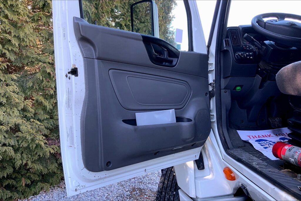 2021 CUM LT625 6×4 Sleeper