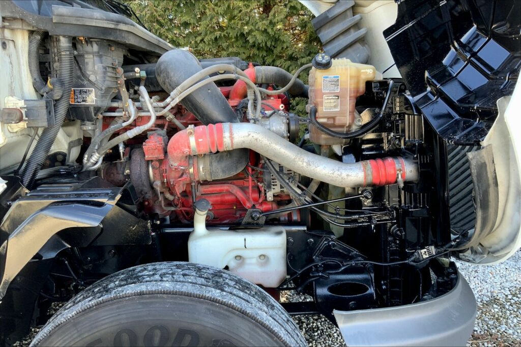 2021 CUM LT625 6×4 Sleeper