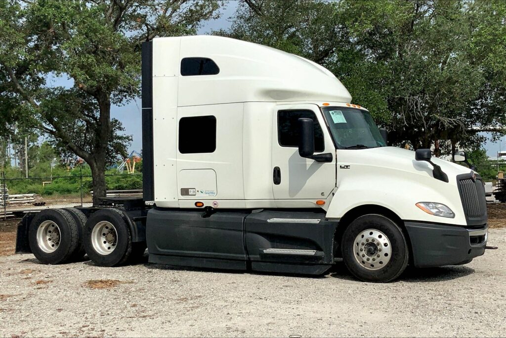2022 CUM LT625 6×4 Sleeper