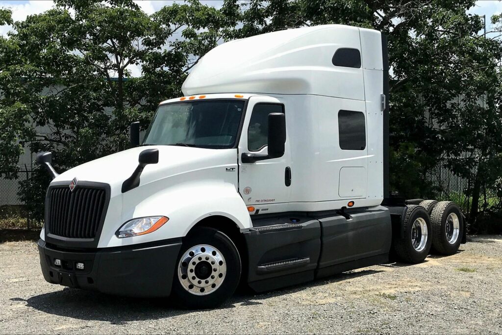 2021 CUM LT625 6×4 Sleeper