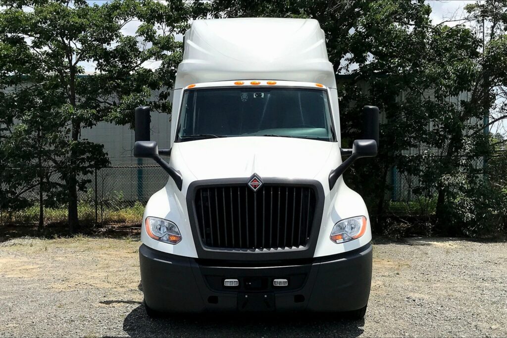 2021 CUM LT625 6×4 Sleeper