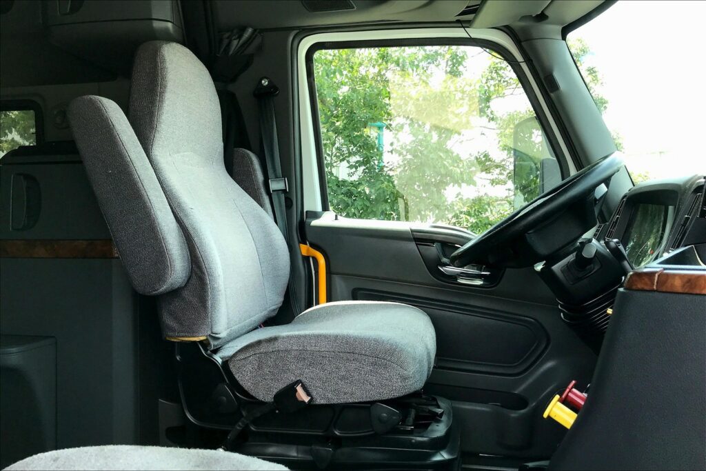 2021 CUM LT625 6×4 Sleeper