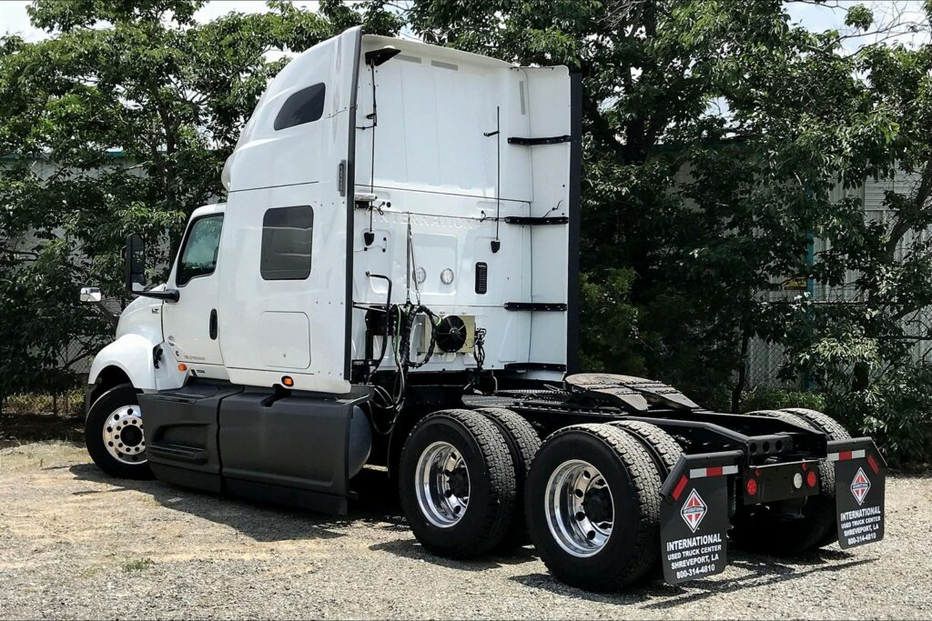 2021 CUM LT625 6×4 Sleeper