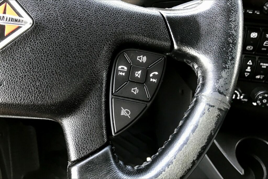 2021 CUM LT625 6×4 Sleeper