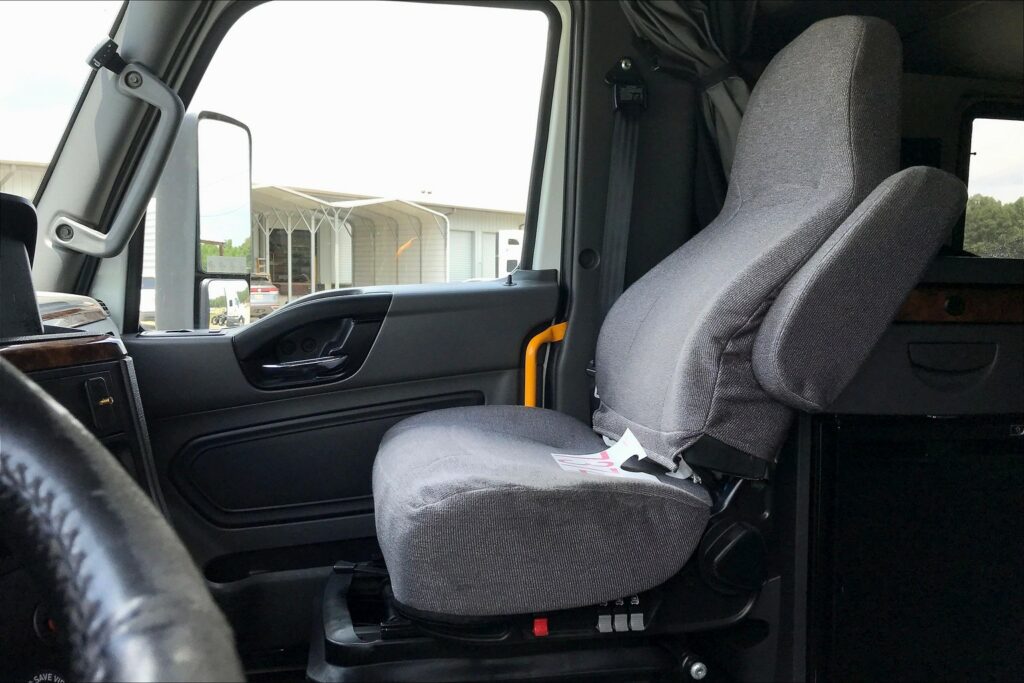 2021 CUM LT625 6×4 Sleeper