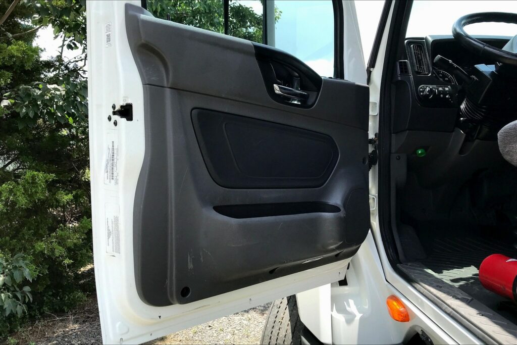 2021 CUM LT625 6×4 Sleeper