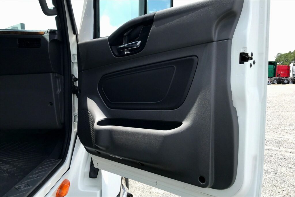 2021 CUM LT625 6×4 Sleeper