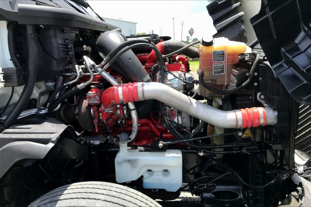 2021 CUM LT625 6×4 Sleeper