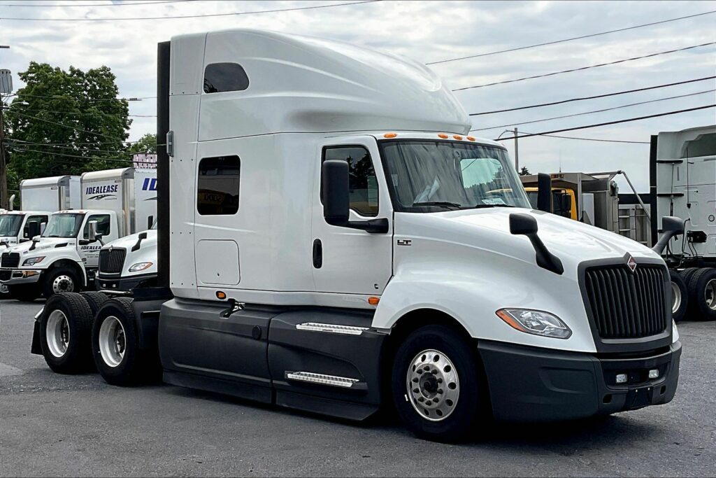 2021 CUM LT625 6×4 Sleeper