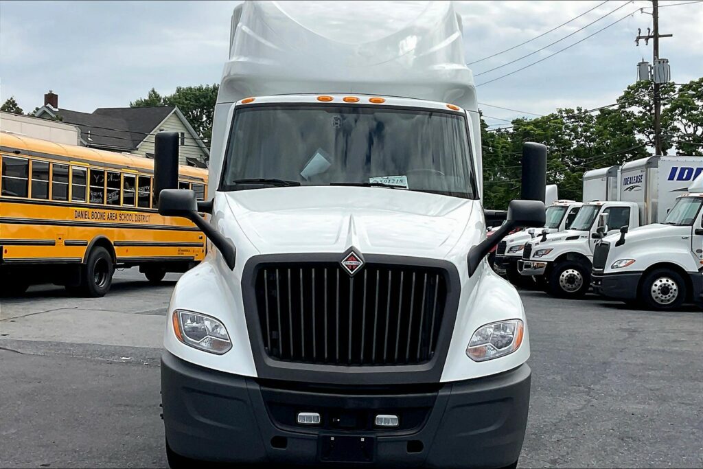 2021 CUM LT625 6×4 Sleeper