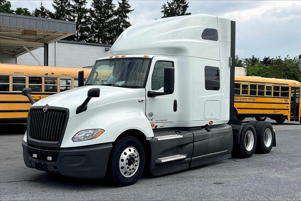 2021 CUM LT625 6×4 Sleeper