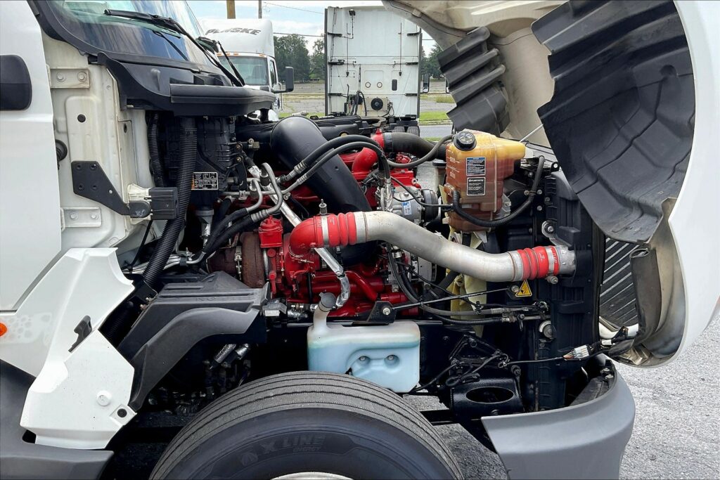 2021 CUM LT625 6×4 Sleeper