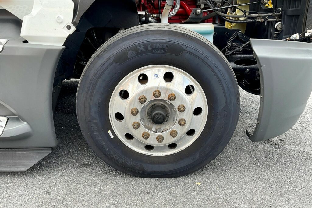 2021 CUM LT625 6×4 Sleeper