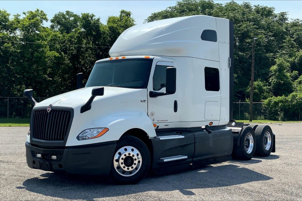 2021 CUM LT625 6×4 Sleeper