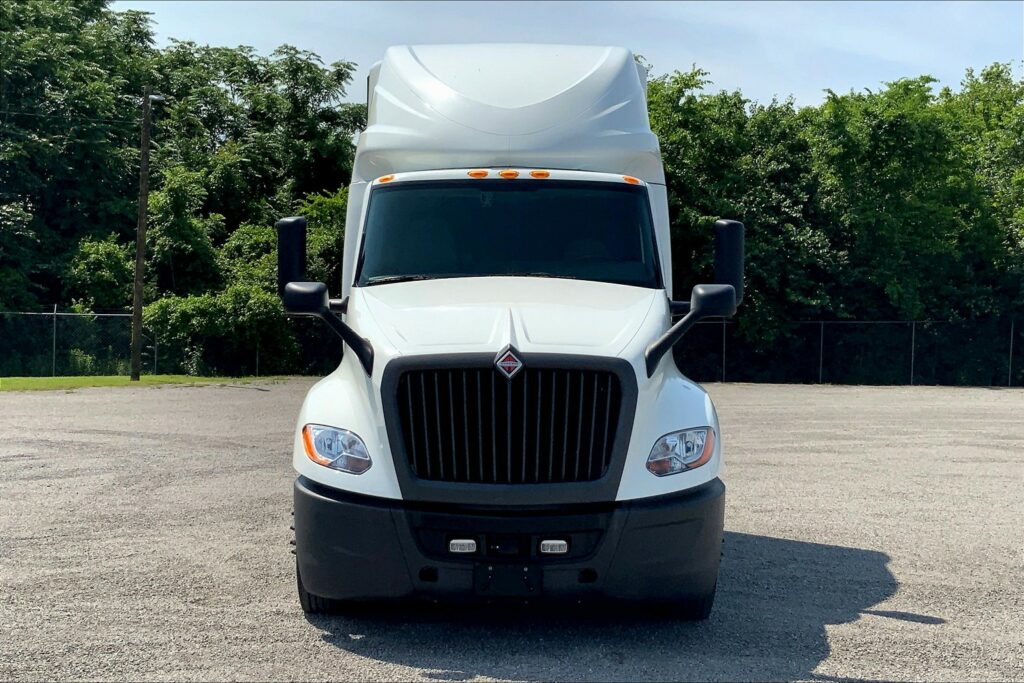 2021 CUM LT625 6×4 Sleeper