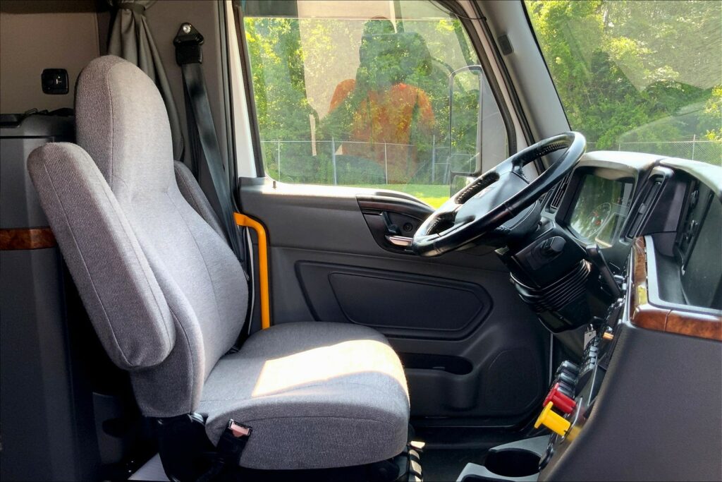 2021 CUM LT625 6×4 Sleeper