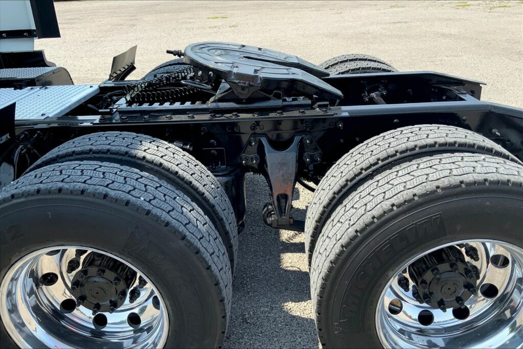 2021 CUM LT625 6×4 Sleeper