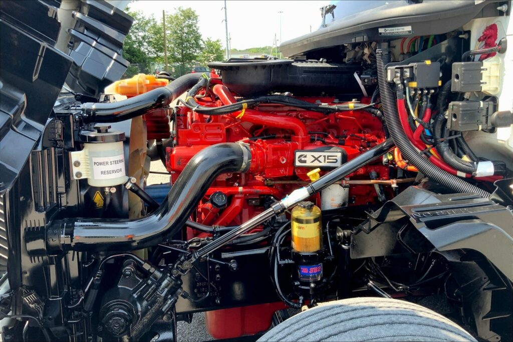 2021 CUM LT625 6×4 Sleeper