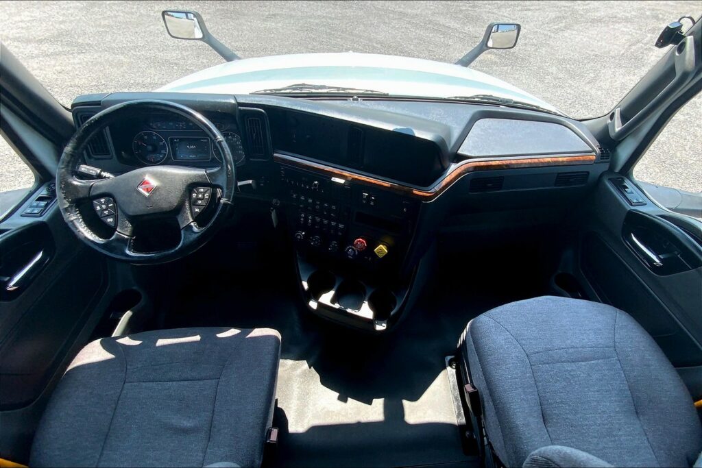 2021 CUM LT625 6×4 Sleeper