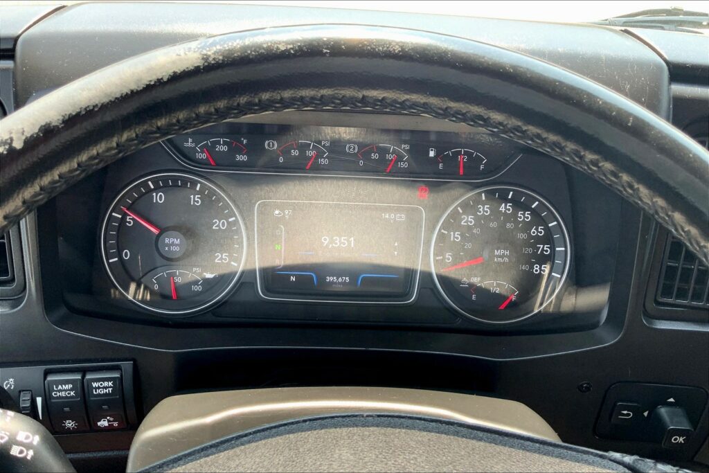 2021 CUM LT625 6×4 Sleeper