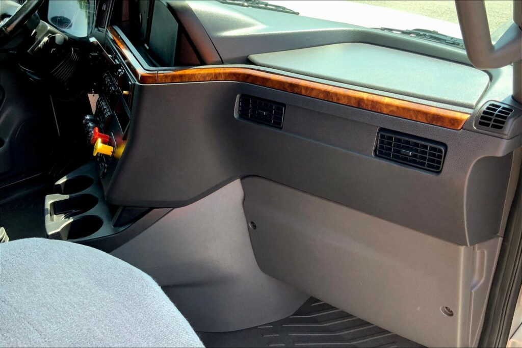 2021 CUM LT625 6×4 Sleeper