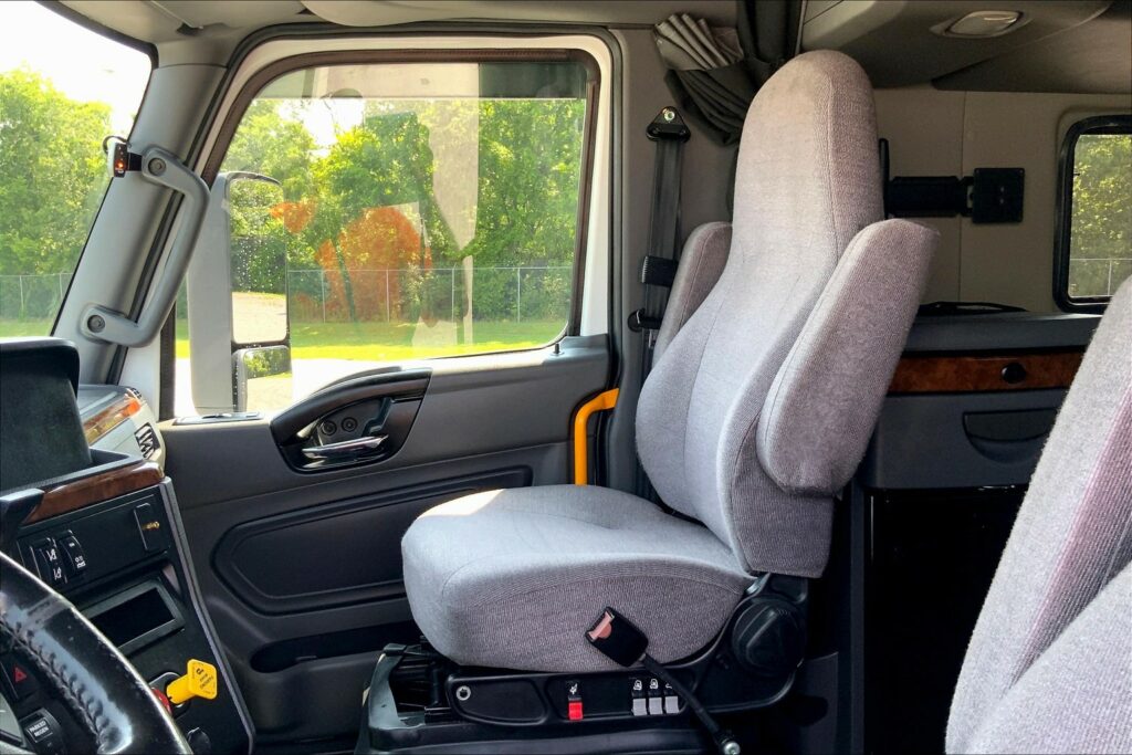 2021 CUM LT625 6×4 Sleeper