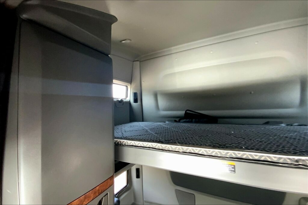 2021 CUM LT625 6×4 Sleeper