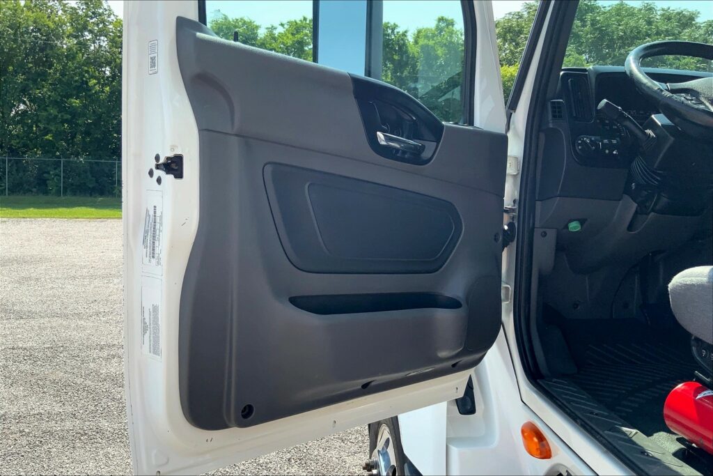 2021 CUM LT625 6×4 Sleeper