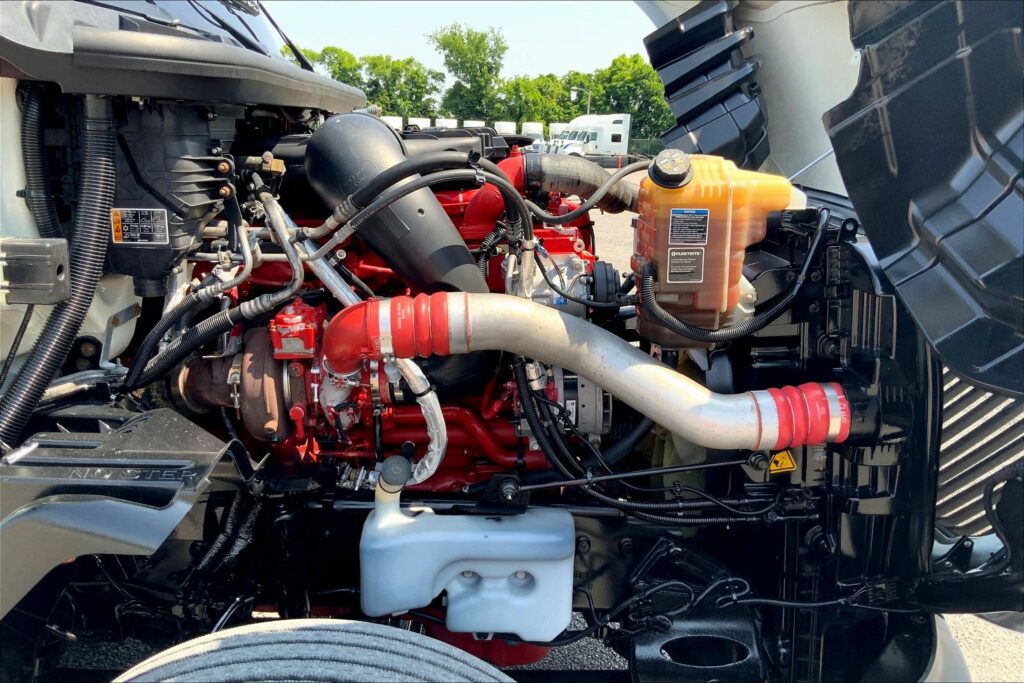 2021 CUM LT625 6×4 Sleeper