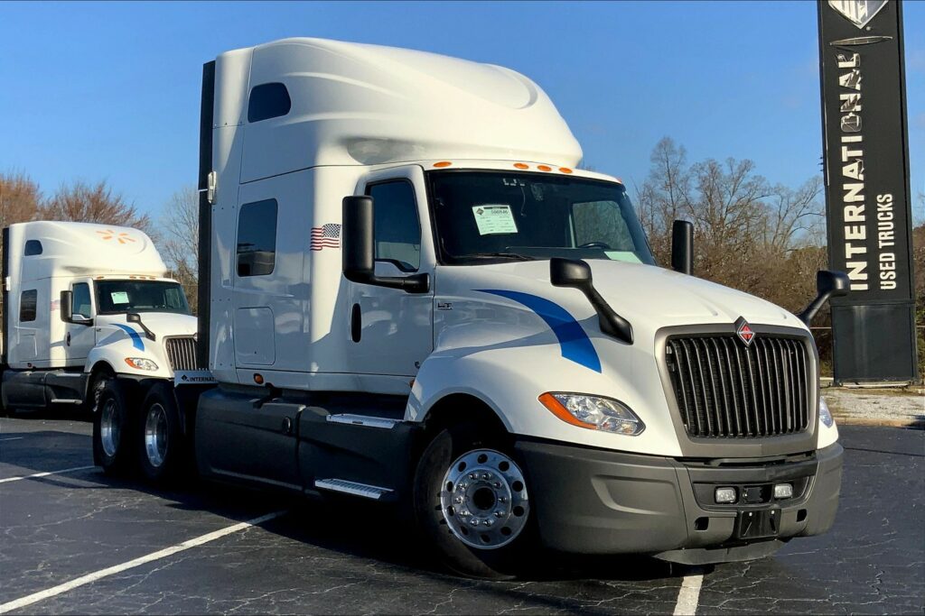 2021 CUM LT625 6×4 Sleeper