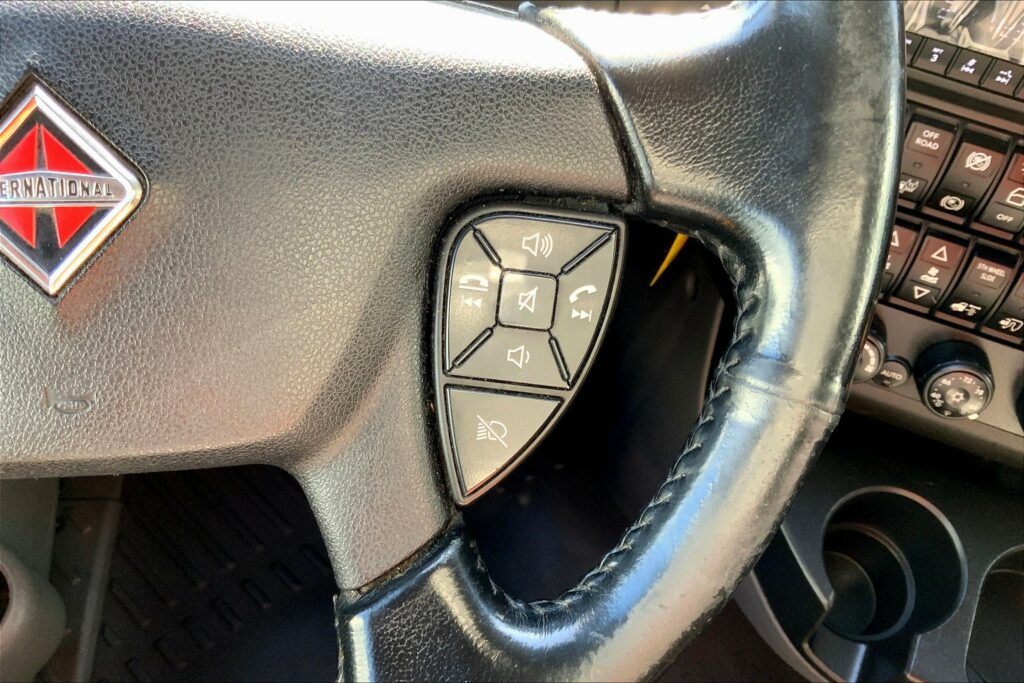 2021 CUM LT625 6×4 Sleeper