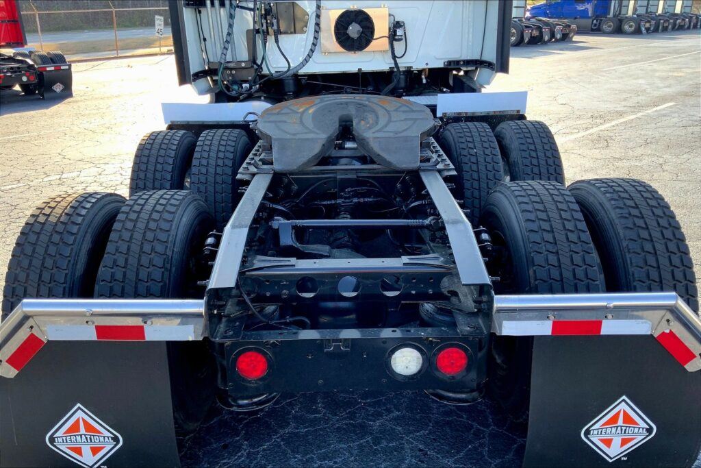 2021 CUM LT625 6×4 Sleeper