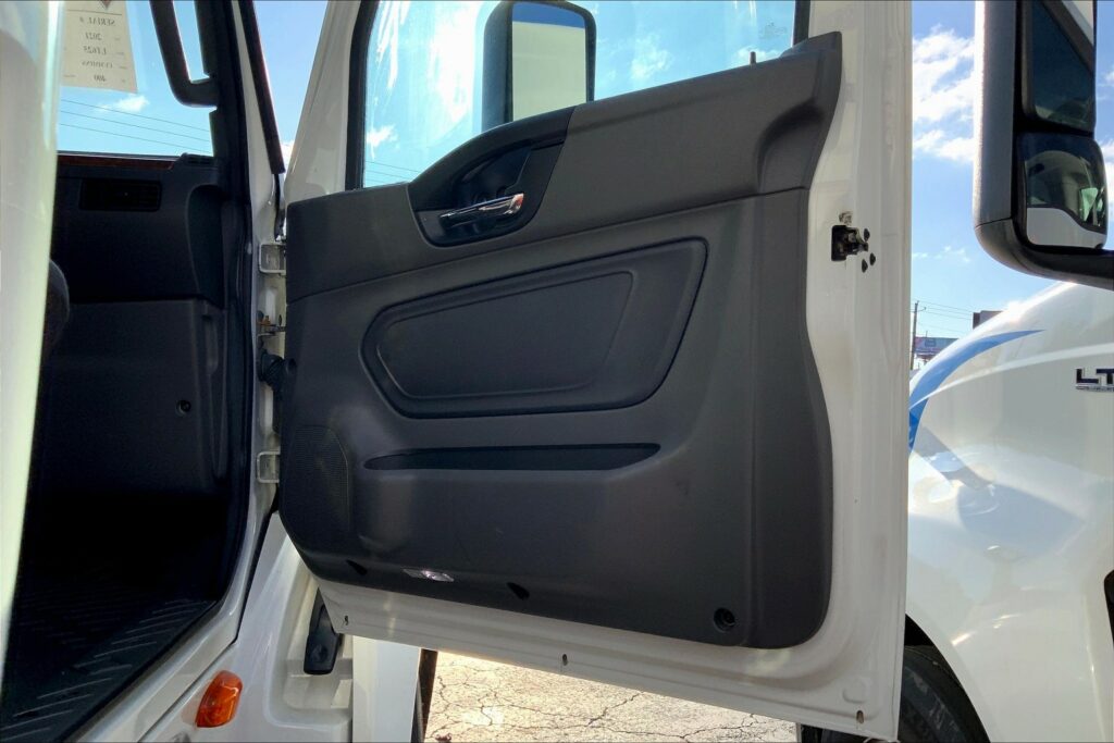 2021 CUM LT625 6×4 Sleeper