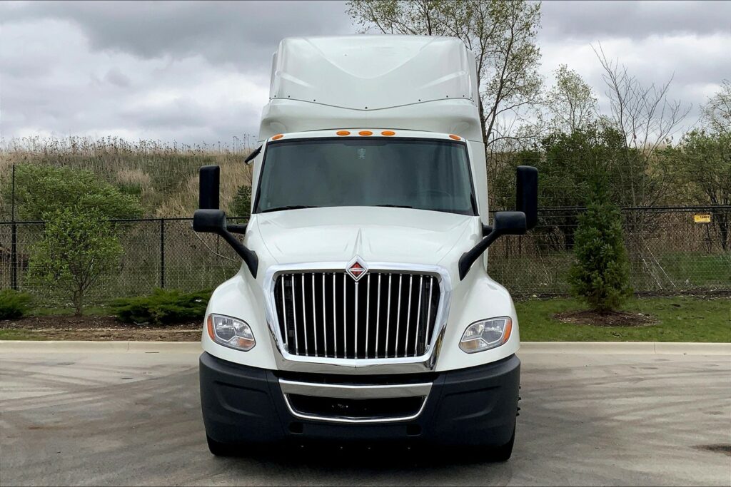 2022 CUM LT625 6×4 Sleeper