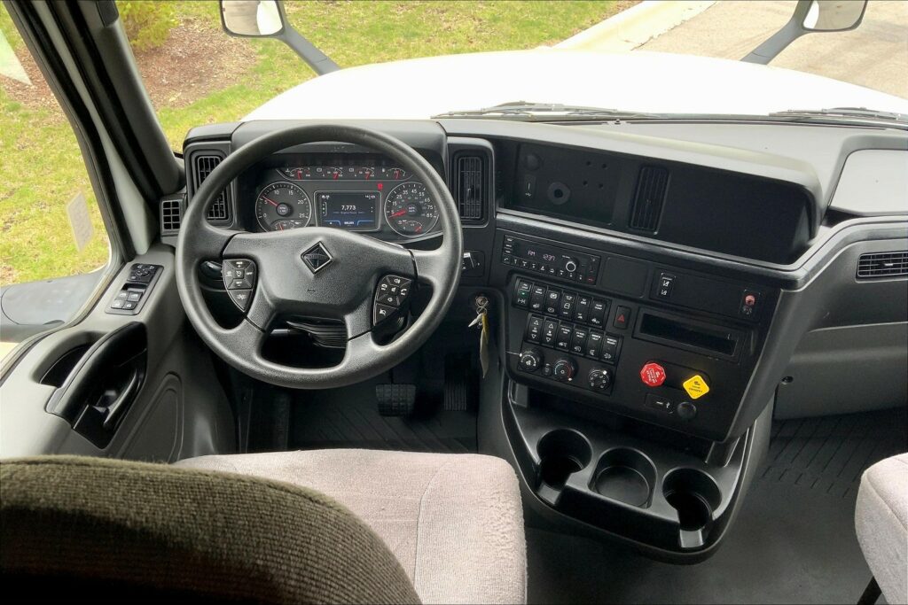 2022 CUM LT625 6×4 Sleeper