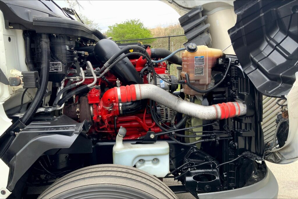 2022 CUM LT625 6×4 Sleeper