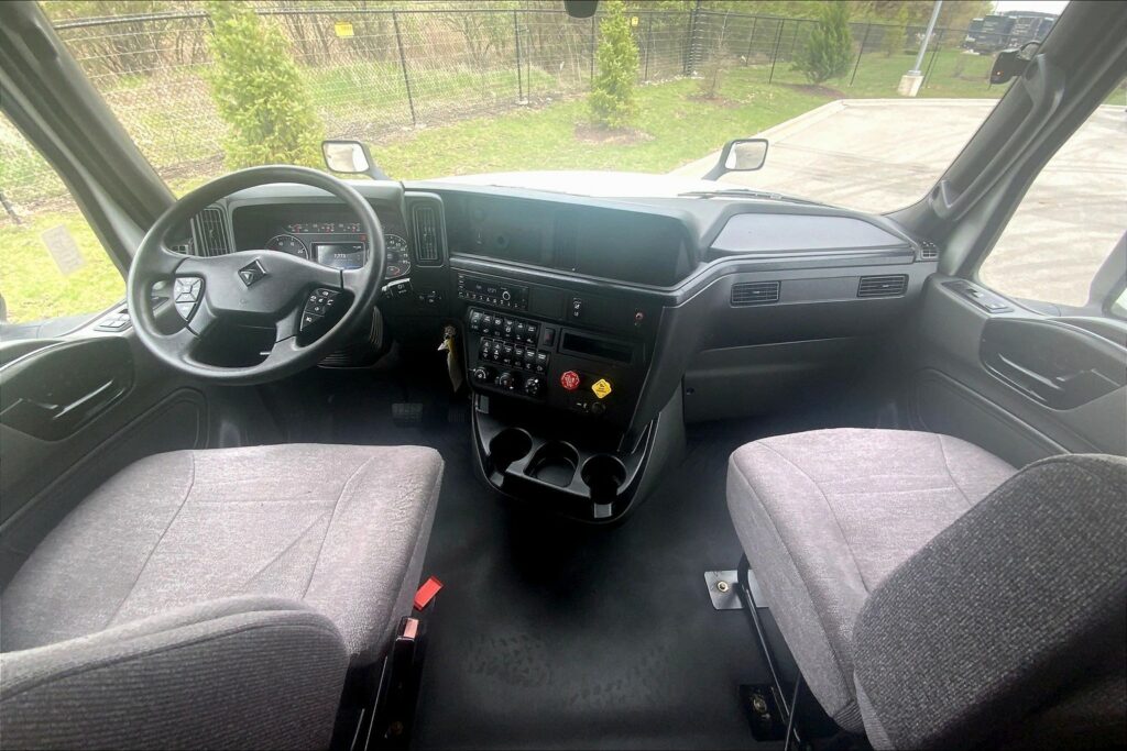 2022 CUM LT625 6×4 Sleeper