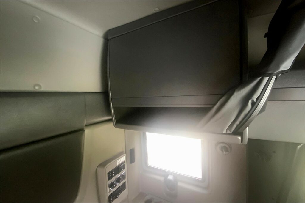 2022 CUM LT625 6×4 Sleeper