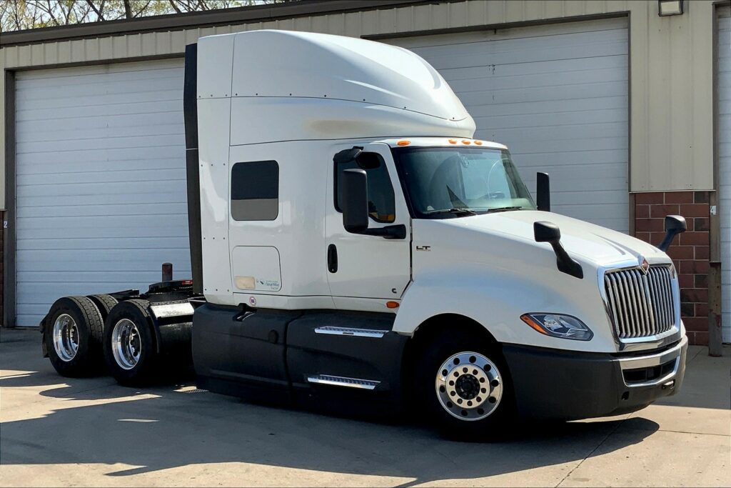 2022 CUM LT625 6×4 Sleeper