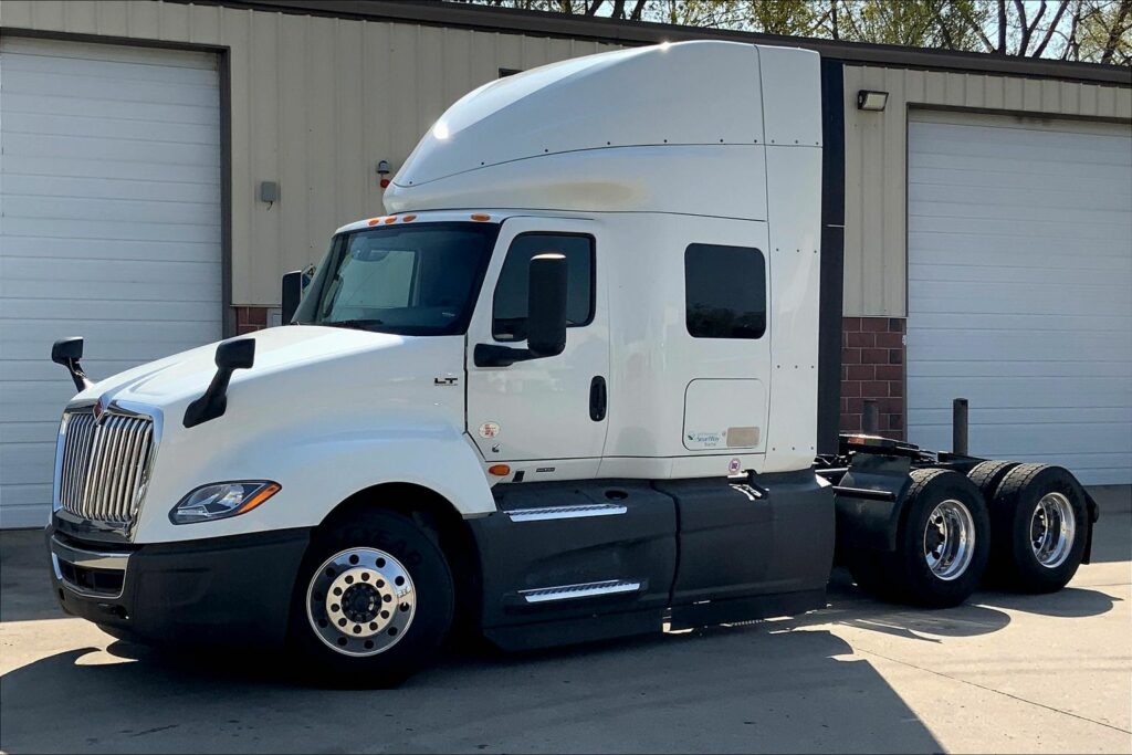 2022 CUM LT625 6×4 Sleeper