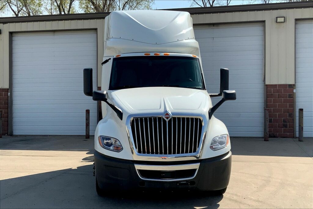 2022 CUM LT625 6×4 Sleeper