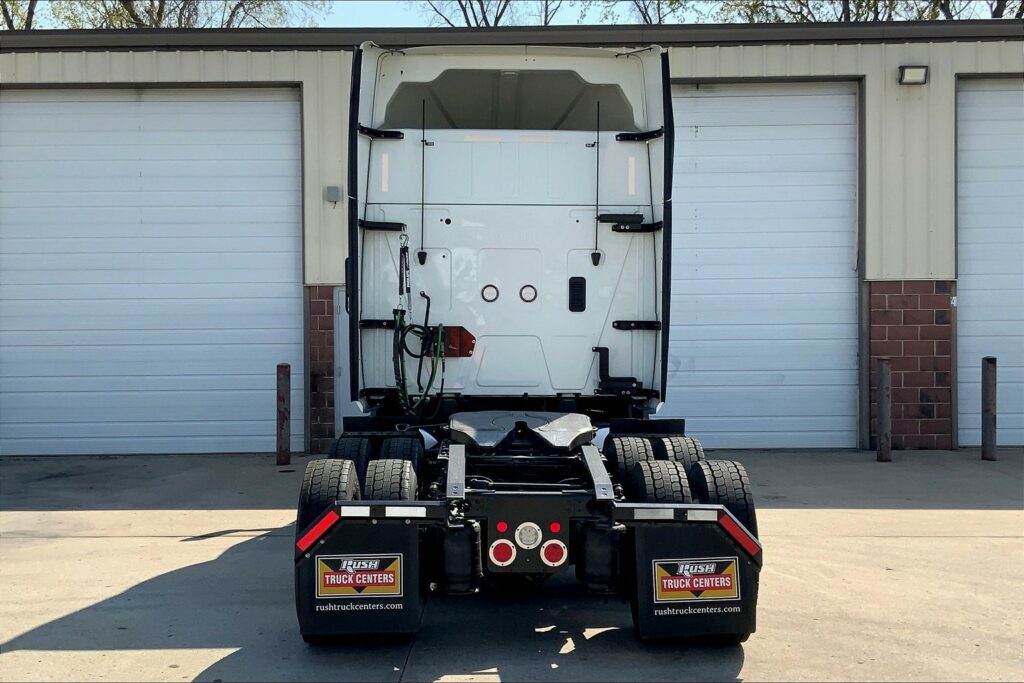 2022 CUM LT625 6×4 Sleeper