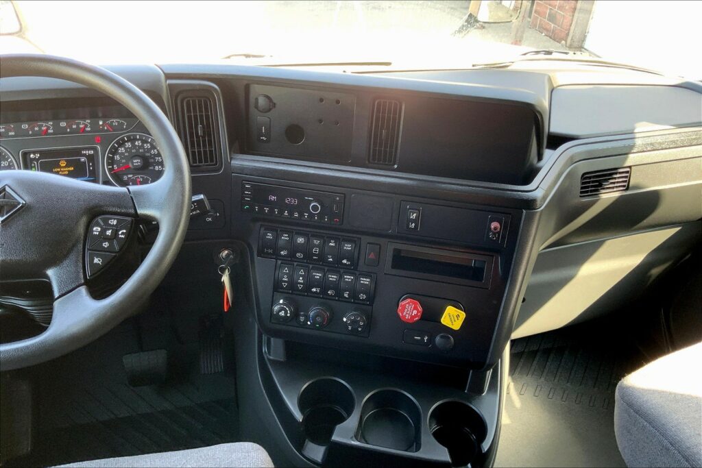 2022 CUM LT625 6×4 Sleeper