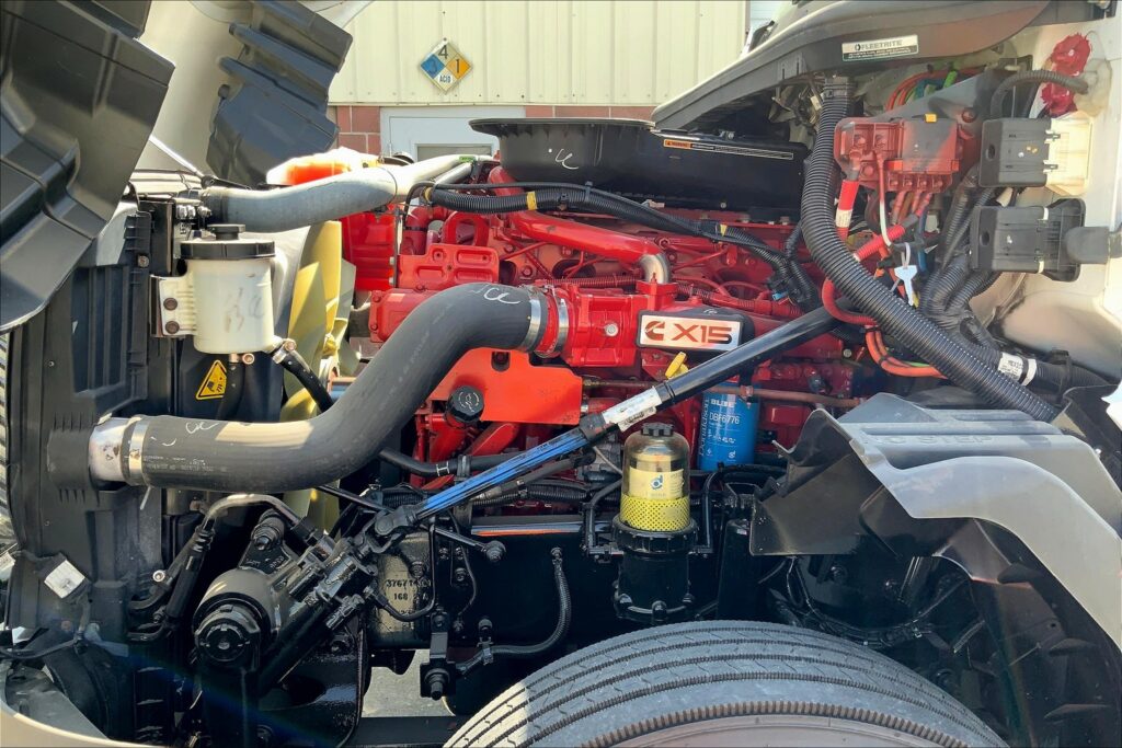 2022 CUM LT625 6×4 Sleeper