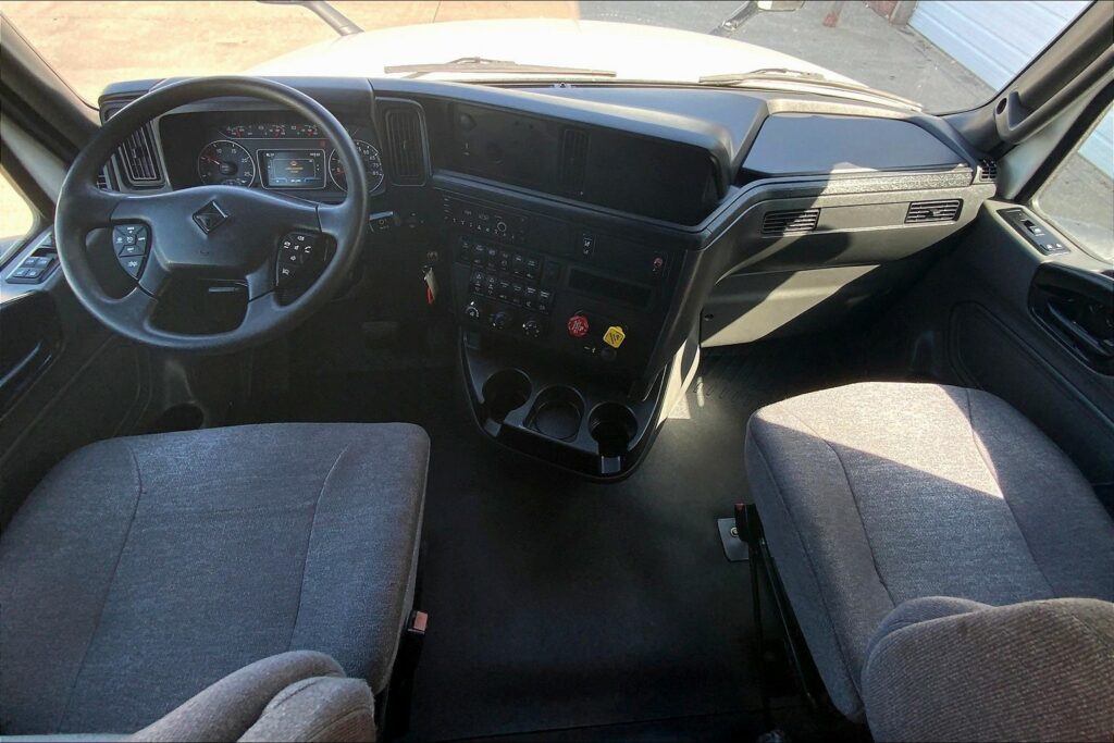 2022 CUM LT625 6×4 Sleeper