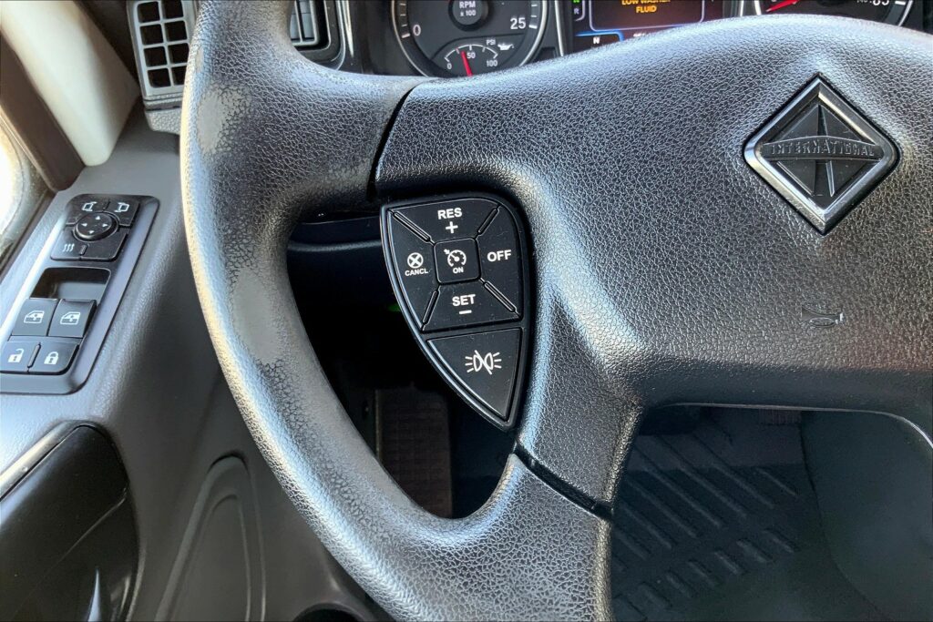 2022 CUM LT625 6×4 Sleeper